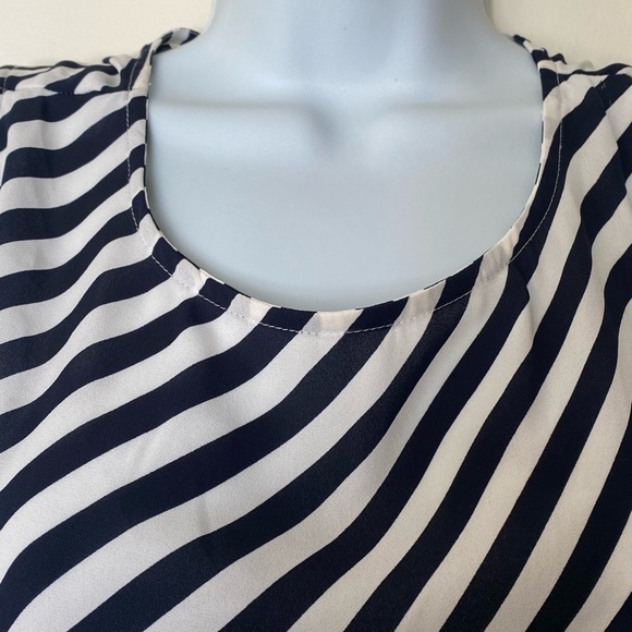 LOFT Sleeveless lightweight blouse, flattering black and white stripe - Picture 2 of 8